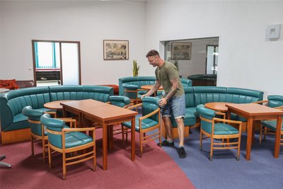 Die Einrichtung seiner ehemaligen Cocktail-Bar in Taura dient als Sitzungszimmer im Firmensitz der Lagerlogistik-Firma.