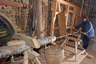 Im Dorfmuseum Gahlenz zeigt Leiterin Beate Mühl Schaustücke zum Röhrenbohren, die auch vom Urgroßvater von Hans-Holger Anger stammen.