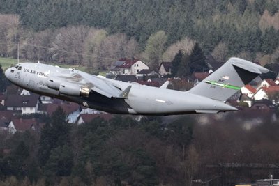 Eine Boeing C-17 Globemaster III startet von der US-Airbase in Ramstein. Für die US-Streikräfte ist die Basis in Deutschland unverzichtbar.