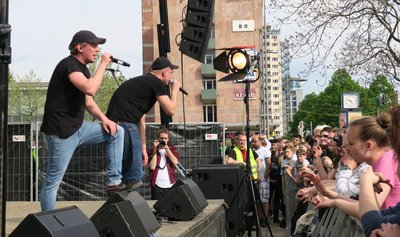 Das Berliner Hip-Hop-Duo "Zugezogen Maskulin" begeisterte am Samstag rund 500 Fans vor dem Karl-Marx-Monument in Chemnitz.