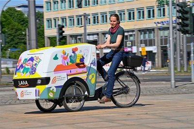 Bibliotheksmitarbeiterin Agnes Bohley probiert das Lastenfahrrad "Lara" vor dem ersten Einsatz schon einmal aus. Foto: Andreas Seidel