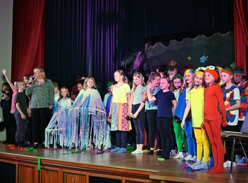 Hortkinder des "AlberTina" präsentierten ihr Theaterstück "Freundschaft ist blau, oder?" im Festsaal "Goldener Löwe" in Hainichen. 