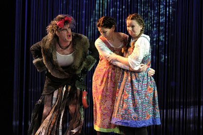 Die Hexe Baba Jaga (Tilo Baumung) ist außer sich. Dascha (Simone Völkel) und Mascha (Anne Thomas) haben sich dem Königspilz im Zauberwald genähert. Das kann nicht gutgehen.