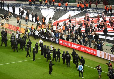 Frankfurt-Fans stürmen den Innenraum.