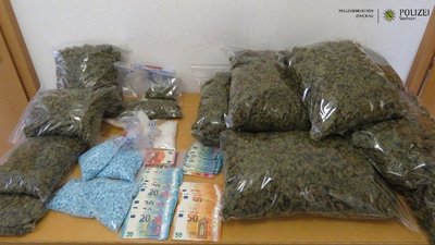 In Mylau bei Reichenbach haben Polizeibeamte der Gemeinsamen Fahndungsgruppe (GFG) Zwickau in der Nacht zum Freitag über zwölf Kilo Drogen gefunden. Ein tatverdächtiger Mann wurde festgenommen.