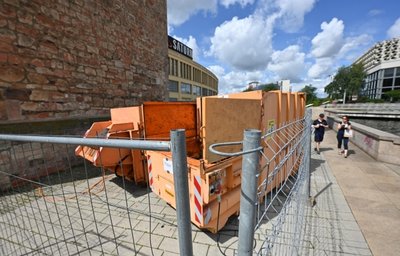 Stehen in der Chemnitz Innenstadt am Roten Turm: Abfall-Container. Passanten finden das unpassend, nicht zuletzt wegen des Lärms. 