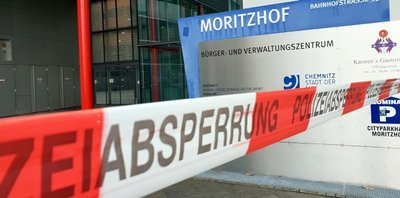 Wiederholt musste das Verwaltungsgebäude im Moritzhof im Herbst 2018 wegen telefonischer Drohungen geräumt werden. 