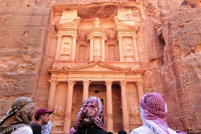 Die beeindruckenden Felsengräber von Petra in Jordanien ziehen Besucher an. Im Bild die Schatzkammer.