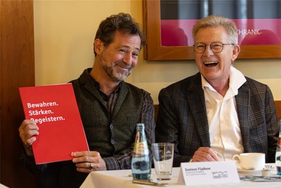 Projektleiter Gustavo Fijalkow (links) nahm am Donnerstag den Förderbescheid für das inklusive Projekt entgegen. Er wurde ihm von Roland Manz, Vorstandschef der Erzgebirgssparkasse, überreicht.