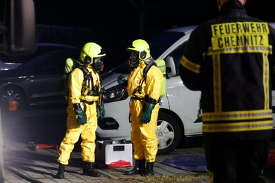 In Schutzanzügen betraten die Feuerwehrleute die betreffende Wohnung.