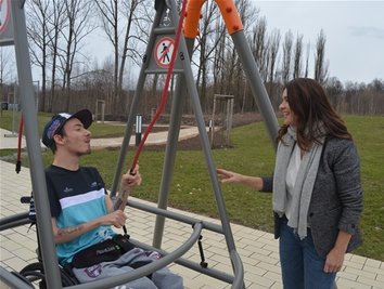 Patrick Siebe war im vergangenen Jahr einer der ersten Schüler, der die Rollstuhlschaukel einweihte. Gestern kam er als Besucher zum Tag der offenen Tür in seine ehemalige Schule zurück und nutzte die Gelegenheit zu einem Plausch mit Katarina Witt.