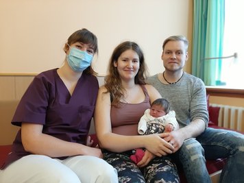 Hebamme Elisabeth Krämer mit ihrer Schwester Sonja, Nichte Philine und Lebensgefährte Dennis Miosga.