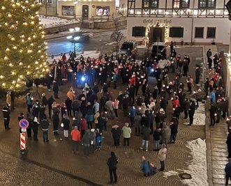 Reichlich 120 Bürger entzündeten am Freitagabend auf dem Zwönitzer Markt Lichter zum Andenken an die Corona-Opfer. 