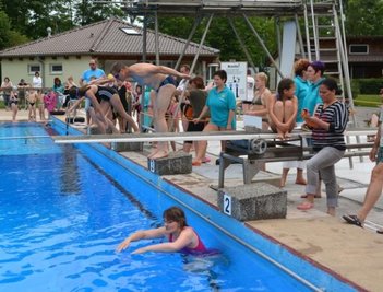 Badegäste beim sogenannten Stundenschwimmen im Peniger Freibad im Jahr 2015.