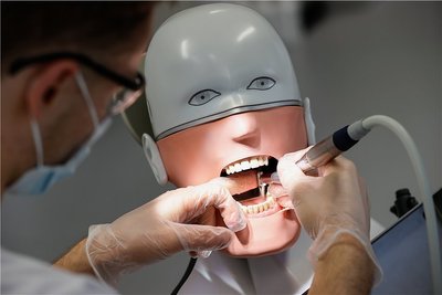 Nachwuchs gesucht: Ein Student der Zahnmedizin an der Universität Leipzig übt an einem Phantompatienten. 