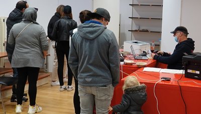 Bei den mobilen Impfteams lassen sich - wie hier am Samstag in den Zwickau Arcaden - wieder mehr Menschen gegen Corona impfen. 