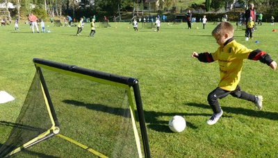 Das Runde muss auch künftig ins Eckige. Nur dass die Tore deutlich kleiner sind als gewohnt und es auf jedem Feld mehrere gibt - da braucht es Präzision. Ab der Spielzeit 2024/25 soll dieses Wettkampfmodell in Turnierform in den Altersklassen der G- bis E-Jugend die klassische Art ersetzen. 