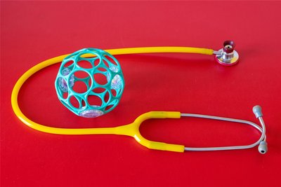 Stethoskop und Motorikball sind wichtige Utensilien für die U9.