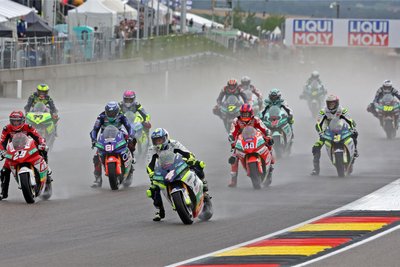 Tulovic-Teamkollege Hector Garzo (Nummer 4) erwischte ein perfektes Wochenende und glänzte sowohl bei Sonne als auch bei Regen.
