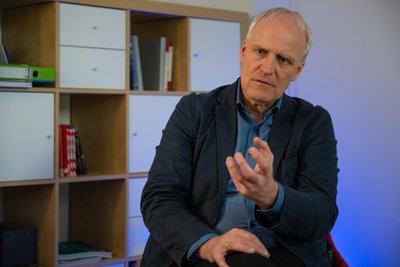 Bernhard Herrmann saß von 2021 bis 2025 für die Grünen im Deutschen Bundestag. 2018 demonstrierte er gegen den rechten Trauermarsch.