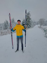 Erz und Vogtland: Tim Tröschel mit neuen Klingenthaler Ski-Modellen. 