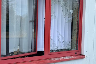 Über dieses Fenster gleich neben dem Haupteingang sind die Täter in die Firma eingedrungen.