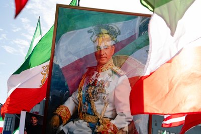 Unter dem Slogan „Make Iran Great Again“ sammeln sich Unterstützer der iranischen Monarchie hinter Reza Pahlavi: Der Kronprinz des Iran ist der Sohn des 1979 in der „Islamischen Revolution“ abgesetzten Schah.