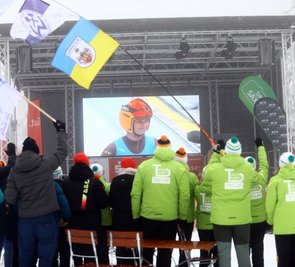 Neben ihrer Familie verfolgte beim Public Viewing in Oberwiesenthal auch der Fanclub von Julia Taubitz die Olympia-Übertragung. 
