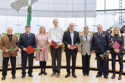 Ullrich Eichler ist Wehrleiter der Feuerwehr Nöbeln (2.v.r.) und Ingo Lose (2.v.l.) Wehrleiter der Feuerwehr Wechselburg.