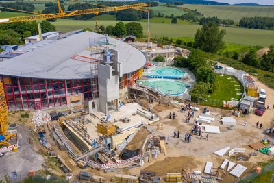 Der neue, 14 Meter hohe Rutschenturm ist im Rohbau fertiggestellt. Von ihm aus werden die Badegäste künftig in drei der insgesamt fünf Rutschen einsteigen.
