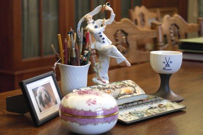 Teile des Nachlasses aus Bärbel Patzigs Haus: Neben ihrem Farbkasten, Pinseln und Stiften ergänzen Teile ihrer Sammlung und ein Foto ihres Hundes die kleine Ausstellung.
