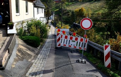 Die Bergstraße im Rossauer Ortsteil Schönborn-Dreiwerden ist eingebrochen und deshalb gesperrt. 