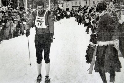 Gert-Dietmar Klause läuft 1975 in Mora als Sieger ins Ziel. Mit dem Kranzmädchen Lena (rechts) bestritt der Vogtländer 2014 den Blaubeerlauf über 9 km. 