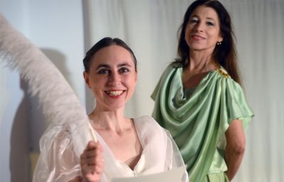 Das Bühnenportrait "Die Neuberin" über die bedeutende Theaterfrau des 18. Jahrhunderts - aufgeführt vom Ensemble Theatrum aus Staßfurt-Hohenerxleben - wird an diesem Freitag, 19.30 Uhr, im Neuberinhaus Reichenbach zu erleben sein. Der Eintritt kostet 9,50 Euro, ermäßigt 6,50 Euro. Judith Kruder und Elisabeth Haug (Foto) beleuchten in ihrem Stück mit Tiefgang und Ernsthaftigkeit, aber auch mit Leichtigkeit und Humor das Leben der Friederike Caroline Neuber, das heute vor 325 Jahre in Reichenbach begann. Zahlreiche Originaltexte der großen Theaterfrau bilden dafür den Ausgangspunkt. Die Pianistin Lucia Keller umrahmt die Aufführung mit Werken von Johann Sebastian Bach, der zur selben Zeit wie die Neuberin in Leipzig wirkte.