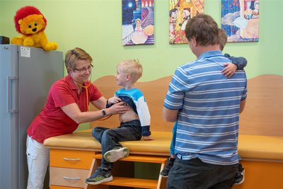 Der sechsjährige Levio aus Flöha ist altersgerecht entwickelt. Ärztin Katzorke und Vater Patrick Nestler sind zufrieden.