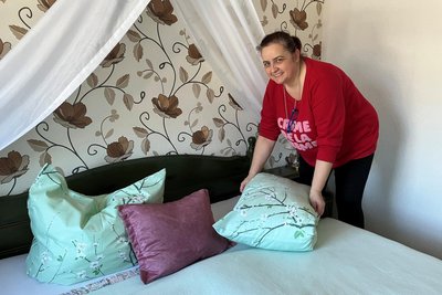Die Zimmer sind geputzt, die Betten gemacht. Die Frischhütte ist bereit für Winterurlauber aus nah und fern. Gosia Czernik ist hier verantwortlich fürs Housekeeping.