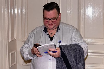 Die Anspannung weicht der Freude: Auf dem Handy von Karsten Schultz treffen die Ergebnisse aus den anderen Wahllokalen ein. Wenig später steht sein Wahlsieg fest. 