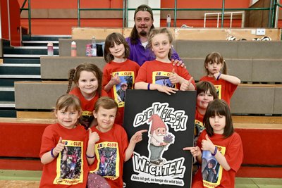 Erzieher Maximilian Schlagowsky mit Kindern von der Kindertagesstätte „Am-Wichtel-Ort“