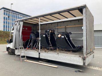 Drei Baggerschaufeln, die viel zu schwer für den Transporter waren, fanden die Beamten auf der Ladefläche.