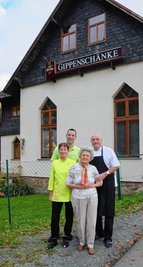 Drei Generationen vereint vor der Gippenschänke: Astrid, Martin, Johanna und Thomas Koch (von links). 