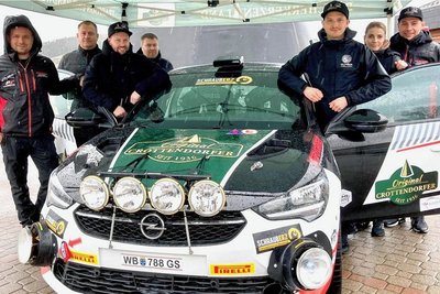 Sepp Wiegand (3. v. r.) und sein Team sind gerüstet: Im Opel Corsa R4 will der 32-Jährige mit Co-Pilot Christoph Gerlich (3. v. l.) am Wochenende bei der Rallye Erzgebirge ordentlich Dampf machen. 