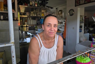 Mandy Pflug hat mit ihrem Mann Arne den Imbiss im Fraureuther Waldbad ab dieser Badesaison übernommen. Die beiden Zwickauer sind seit Wochen auf der Suche nach Aushilfskräften.