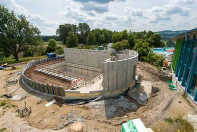 Hier entsteht das neue Kursbecken. Es wird über einen Hubboden verfügen, sodass die Wasserhöhe nach Bedarf verändert werden kann.