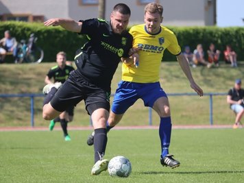 Intensive Zweikämpfe wie hier zwischen Reichenbachs Pascal Kästner (rechts) und dem Chemnitzer Belmin Mesan gab es viele im Spitzenspiel der Landesklasse. 