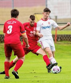 Nachwuchshoffnung Kevin Arslan (r.) hatte im Testspiel gegen Ifa Chemnitz in der 75. Minute die 1:0-Führung für Fortuna auf dem Fuß. Kurz darauf verletzte sich der 19-Jährige aber schwer am Sprunggelenk. 