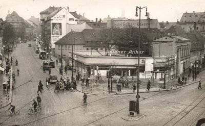 Das Gasthaus "Goldner Anker" in den 1930er-Jahren. Es befand sich an der Kreuzung Dresdner Straße, Brückenstraße und Äußere Johannisstraße. Bei den Bombenangriffen in der Nacht des 5. März 1945 wurde es zerstört. 