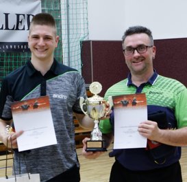 Benni Marschner (l.) und Ronny Ledinko dürfen den Adorfer Wanderpokal vorübergehend mit nach Großolbersdorf nehmen. 