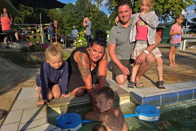 Die Schwimmkurse für die Jüngsten sind rasch vergeben: Nicole Popp aus Fraureuth hat ihre Kinder Finja und Erik (beide 6) angemeldet. Und Daniel Müller aus Beiersdorf ist mit Tochter Annelie (6) dabei.