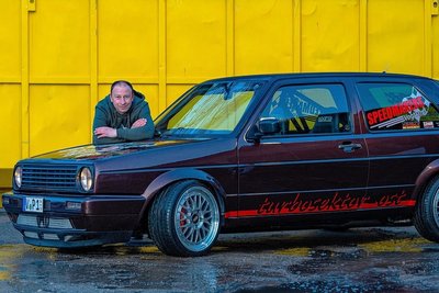 Denny Wimmer mit seinem Kraftprotz: Was aussieht wie eine aufgemotzte Familienkutsche aus den 1990er-Jahren, beschleunigt schneller als viele Supersportwagen.
