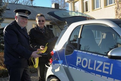 Im Jahr 2013 erhielt Bürgerpolizist Erber (l.) den ersten Elektro-Dienstwagen, im Bild mit Bürgermeister Bernd Hubricht. 